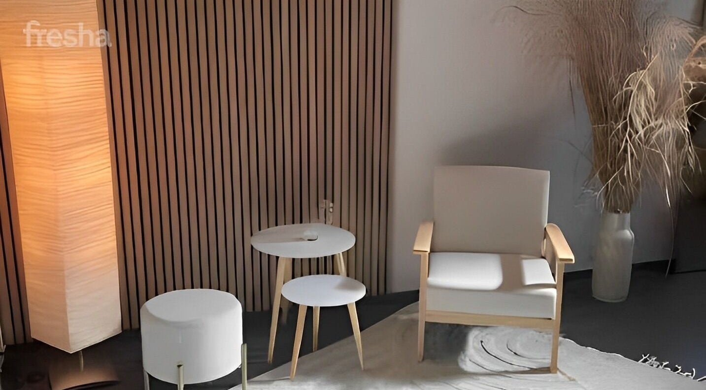 Gemütlicher Wartebereich bei Slean Aesthetics Worms, Rheinland-pfalz, DE, mit modernem Design und natürlichem Licht.