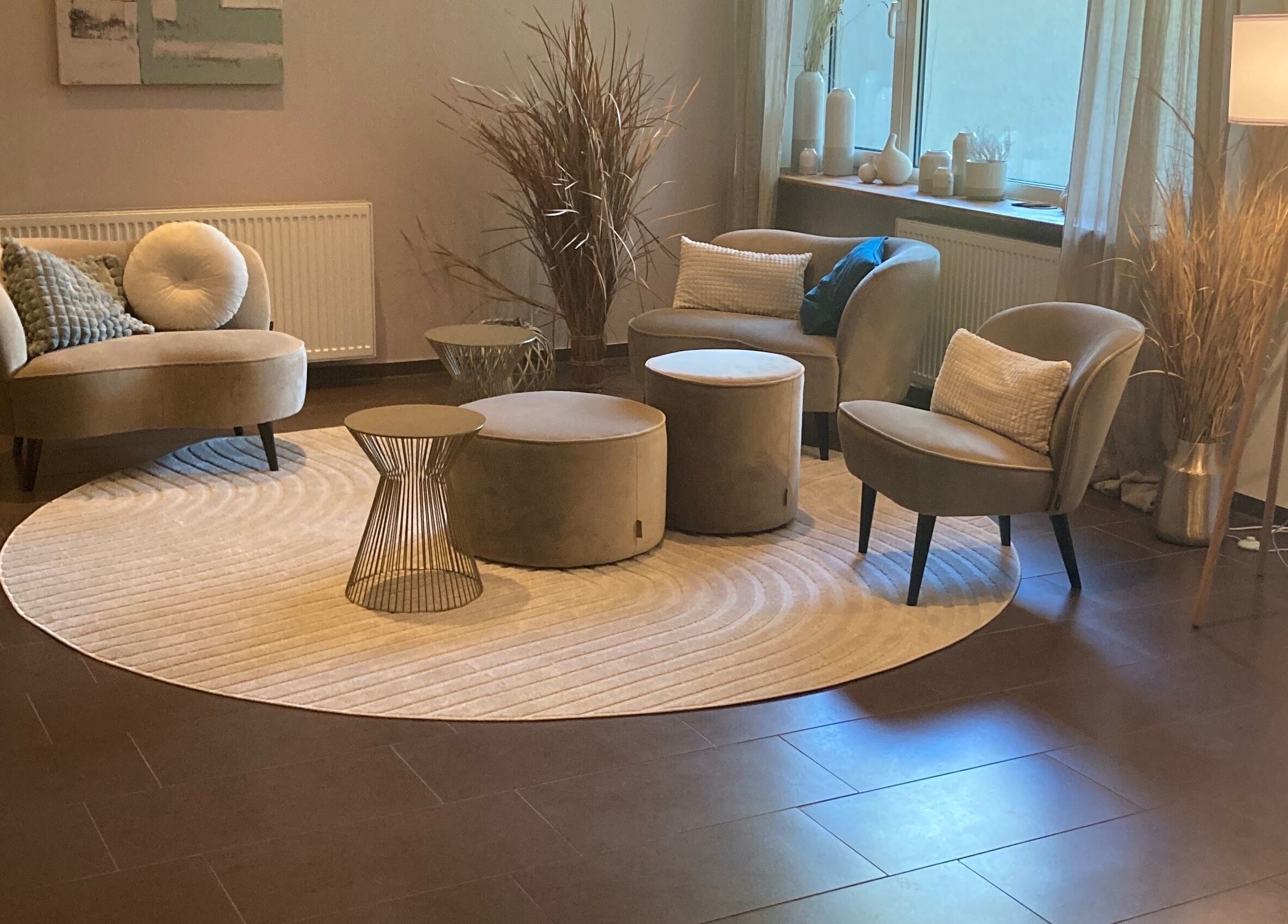 Elegante Lounge von Slean Aesthetics Worms, Rheinland-pfalz, DE mit modernen Sesseln und stilvoller Dekoration.