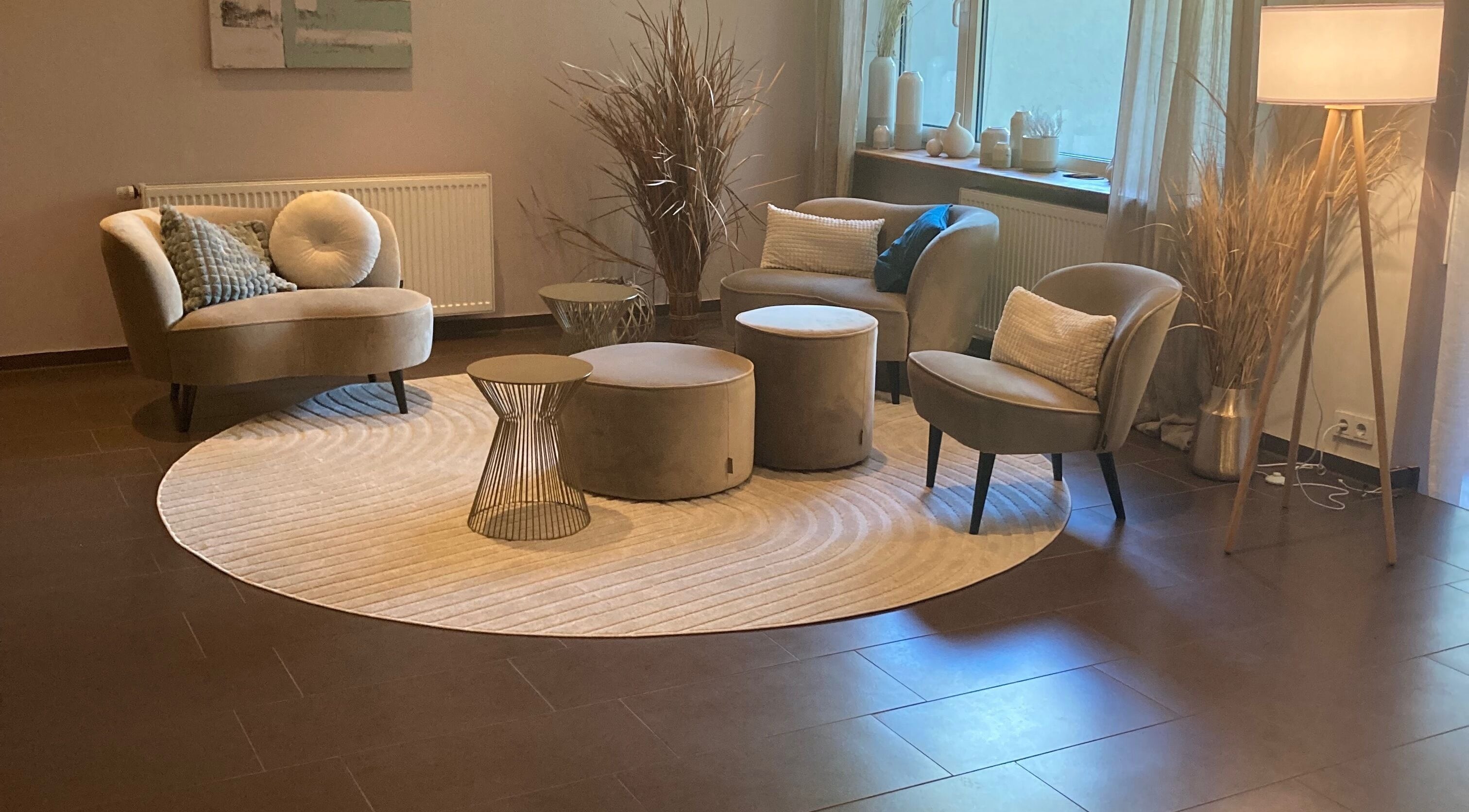 Elegante Lounge von Slean Aesthetics Worms, Rheinland-pfalz, DE mit modernen Sesseln und stilvoller Dekoration.