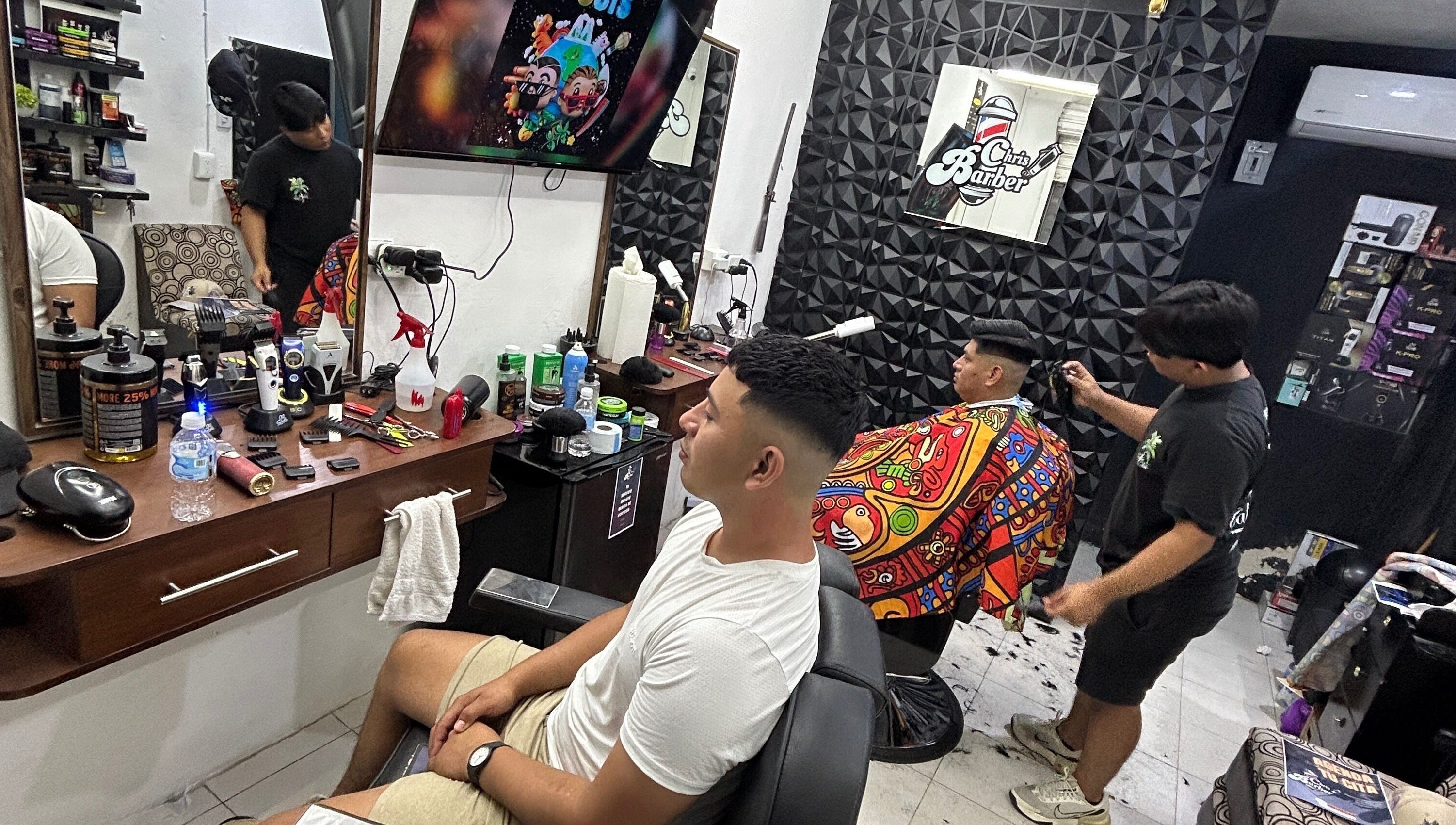 Interior de Chris Barber en San Francisco De Campeche, Campeche, MX, mostrando servicios de barbería modernos.