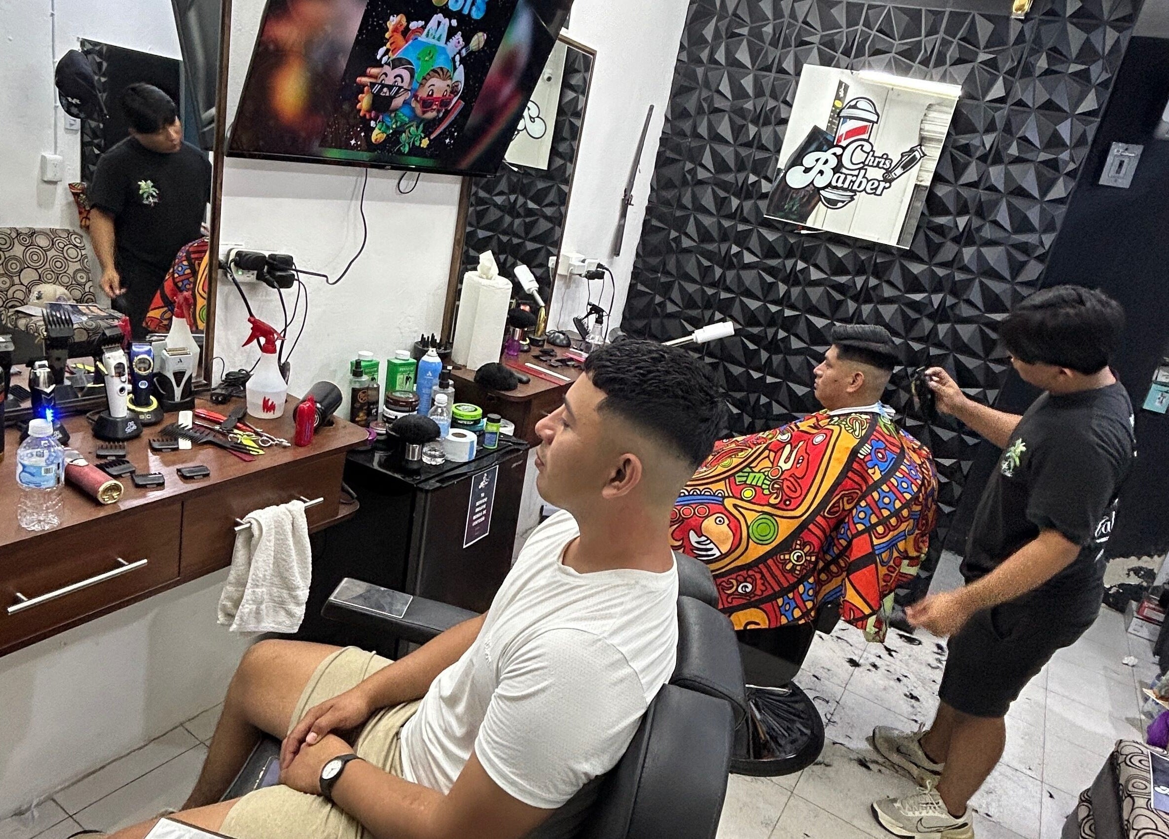 Interior de Chris Barber en San Francisco De Campeche, Campeche, MX, mostrando servicios de barbería modernos.