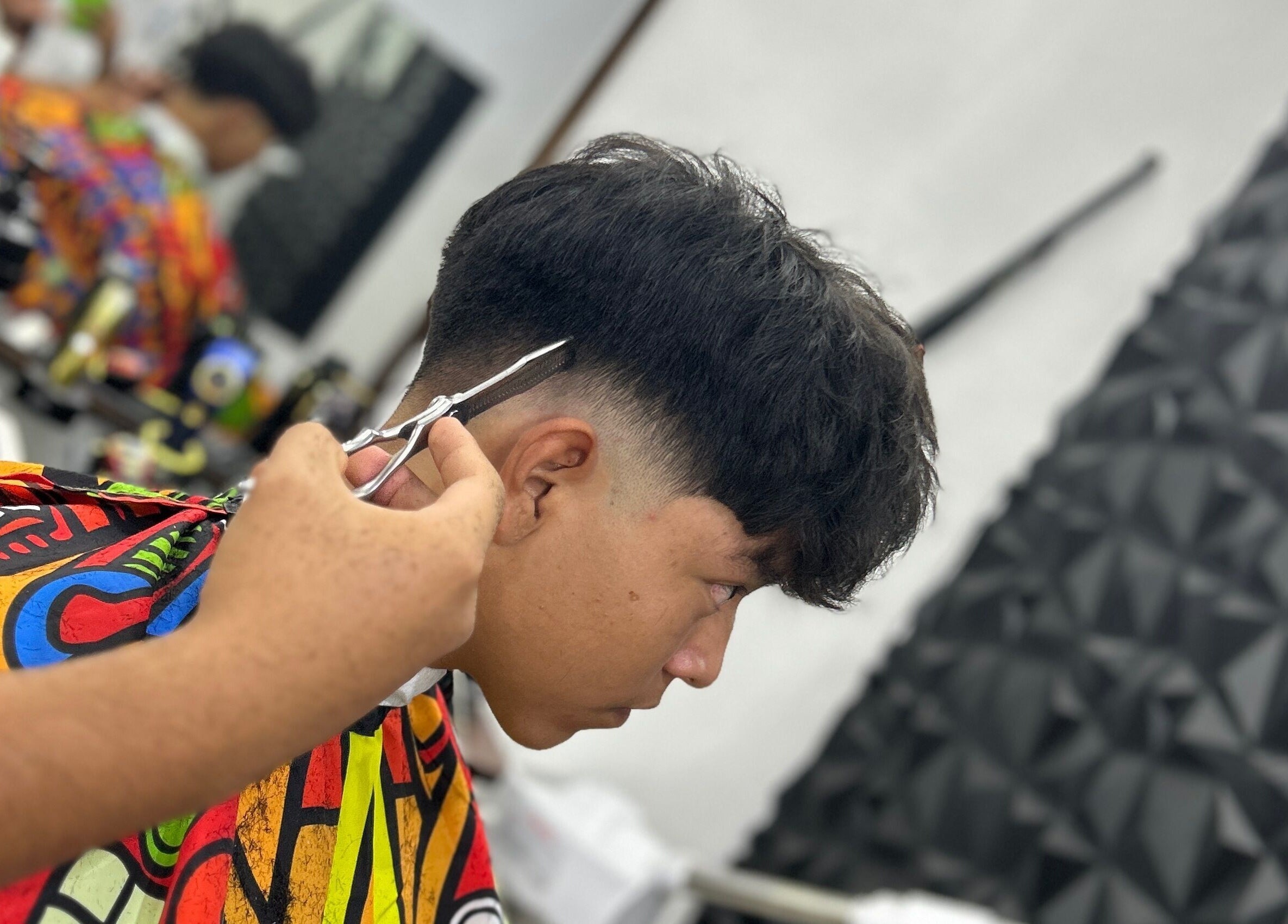 Barbero en Chris Barber realizando corte de cabello en San Francisco De Campeche, Campeche, MX.