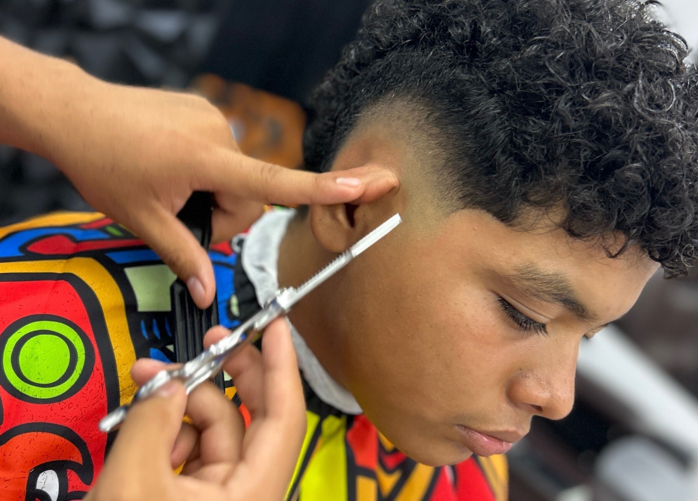 Corte de cabello moderno en Chris Barber, San Francisco De Campeche, Campeche, MX, resaltando estilo juvenil.