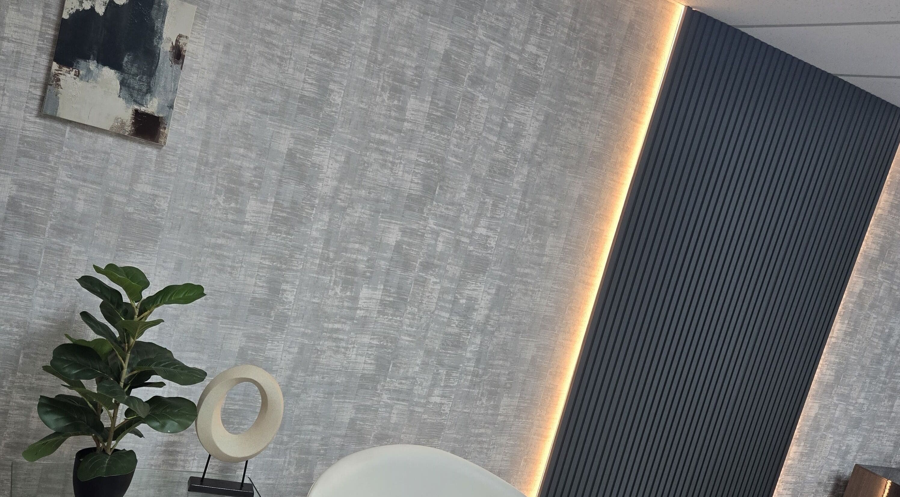 Decoración moderna en sala de ANGELICA PERMANENT MAKE UP, Doral, Florida, US, con planta y arte en pared.