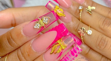 Ongles décoratifs ornés d'or à Beauty and You 971, Les Abymes, Grande-terre, GP.