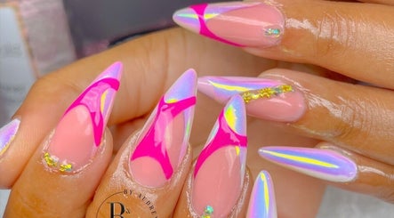 Nail art vibrant à Beauty and You 971, Les Abymes, Grande-terre, GP. Designs roses et holographiques.