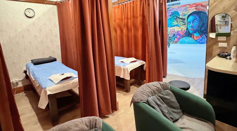 Relaxing massage room at Jin's Meridian Massage in North Melbourne, Victoria, AU, featuring cozy massage beds.