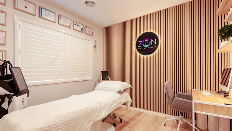 Peaceful treatment room at Zen Body Sculpting in Melbourne, Victoria, AU with wooden accents and modern equipment.