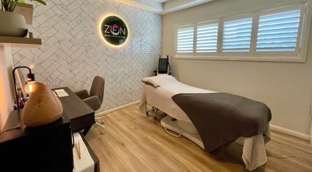 Zen Body Sculpting room in Melbourne, Victoria, AU with modern decor and a treatment bed.