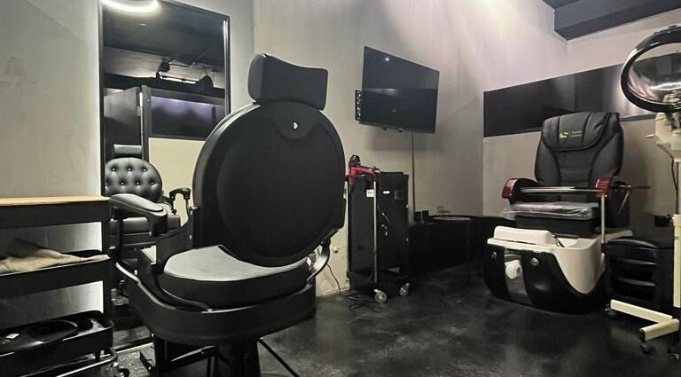 Modern salon suite at Obai Salon I صالون أبي in Jeddah, Makkah Province, SA, featuring sleek styling chairs.
