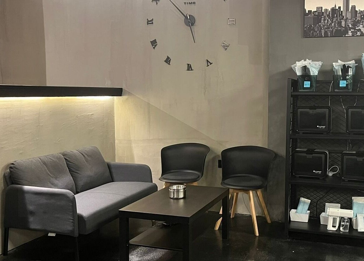 Modern waiting area in Obai Salon I صالون أبي, Jeddah, Makkah Province, SA with sleek chairs and a clock.
