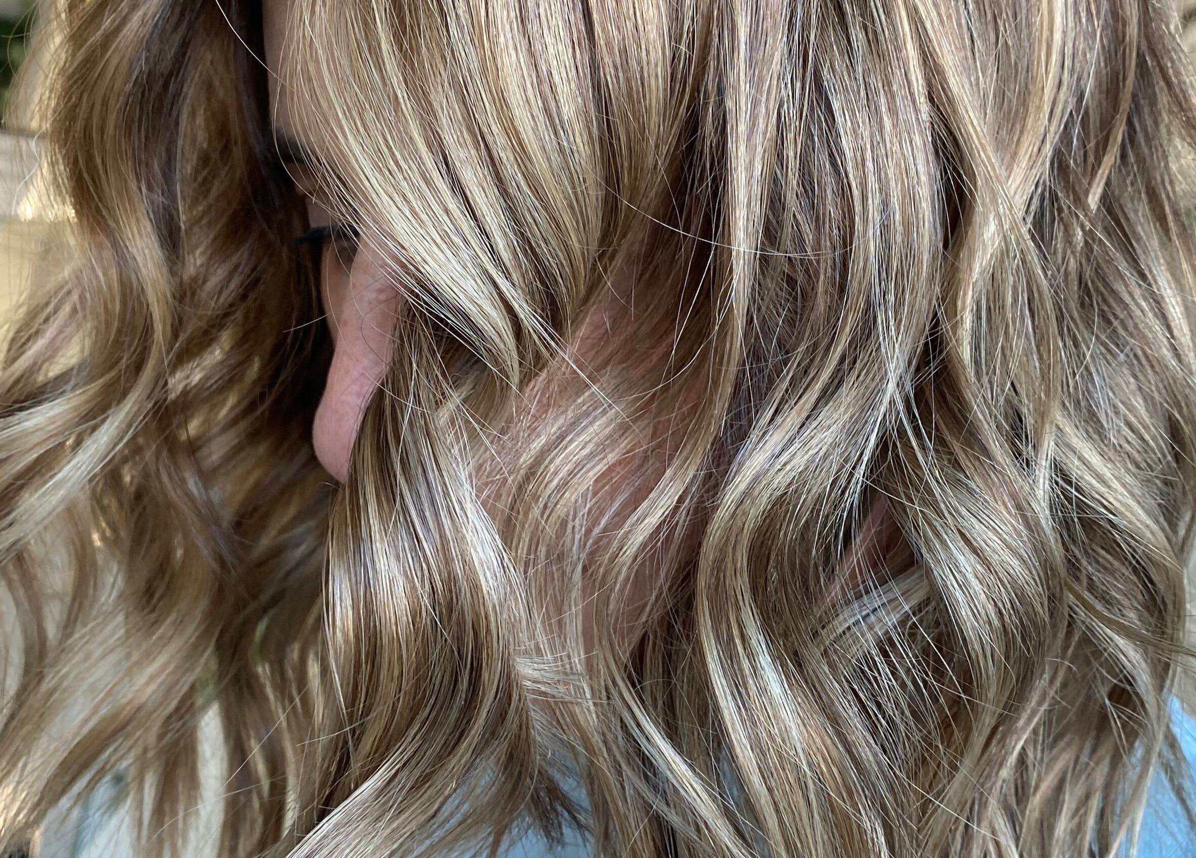 Blonde wavy hairstyle by Ellena Emmans Hair Studio in Southampton, GB, showcasing professional styling.