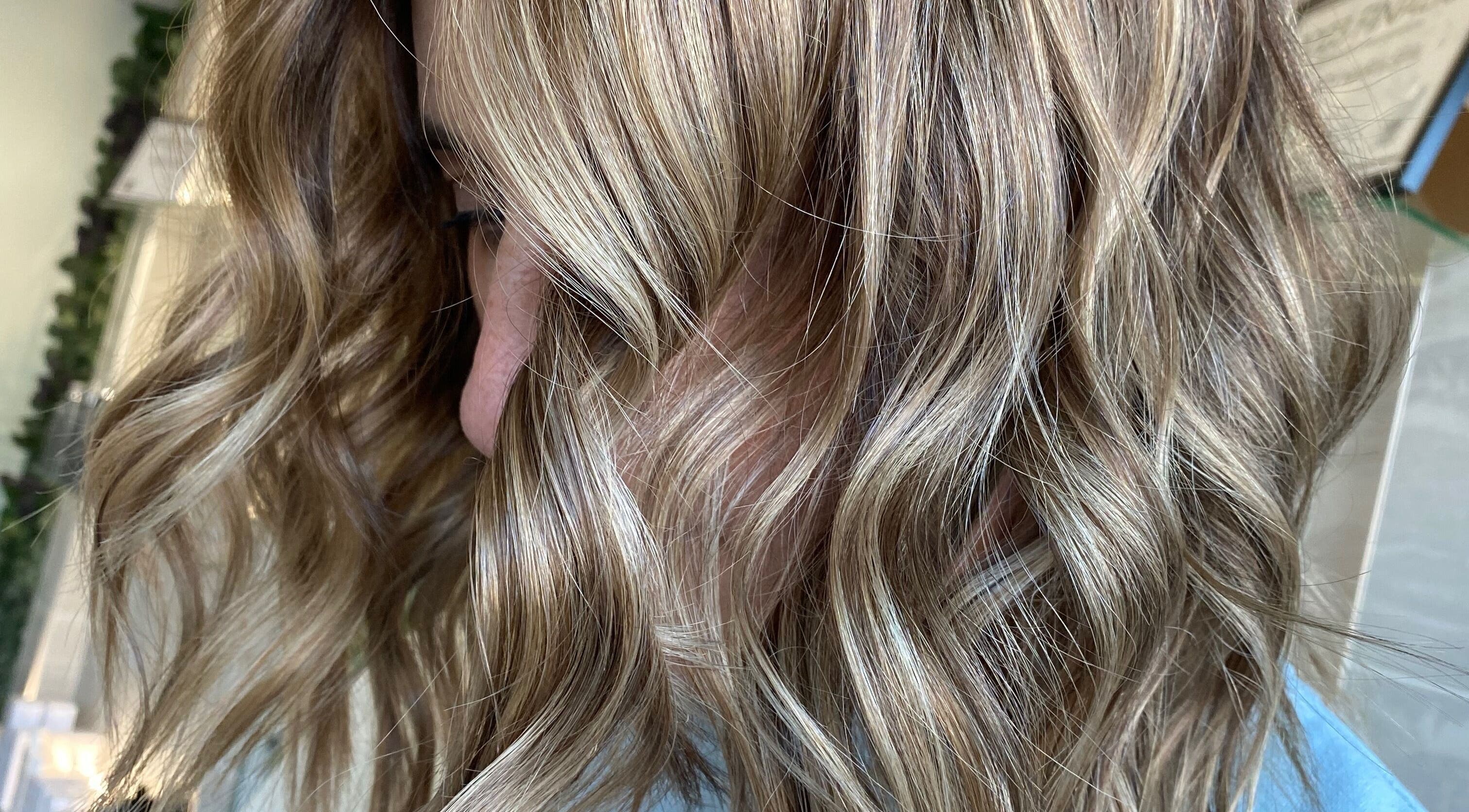 Blonde wavy hairstyle by Ellena Emmans Hair Studio in Southampton, GB, showcasing professional styling.