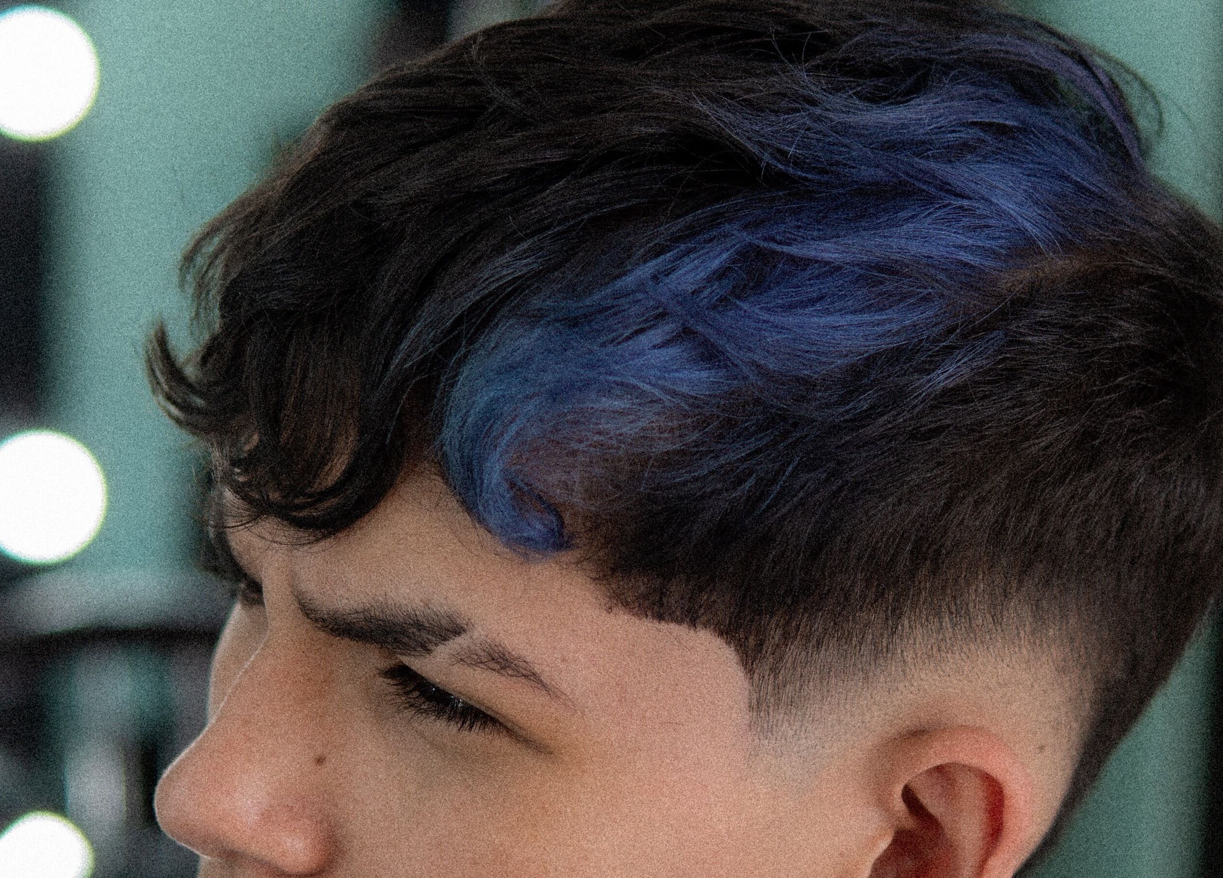 Corte moderno en Vanguart, Provincia De Alajuela, Provincia De Alajuela, CR. Estilo con tinte azul vibrante.