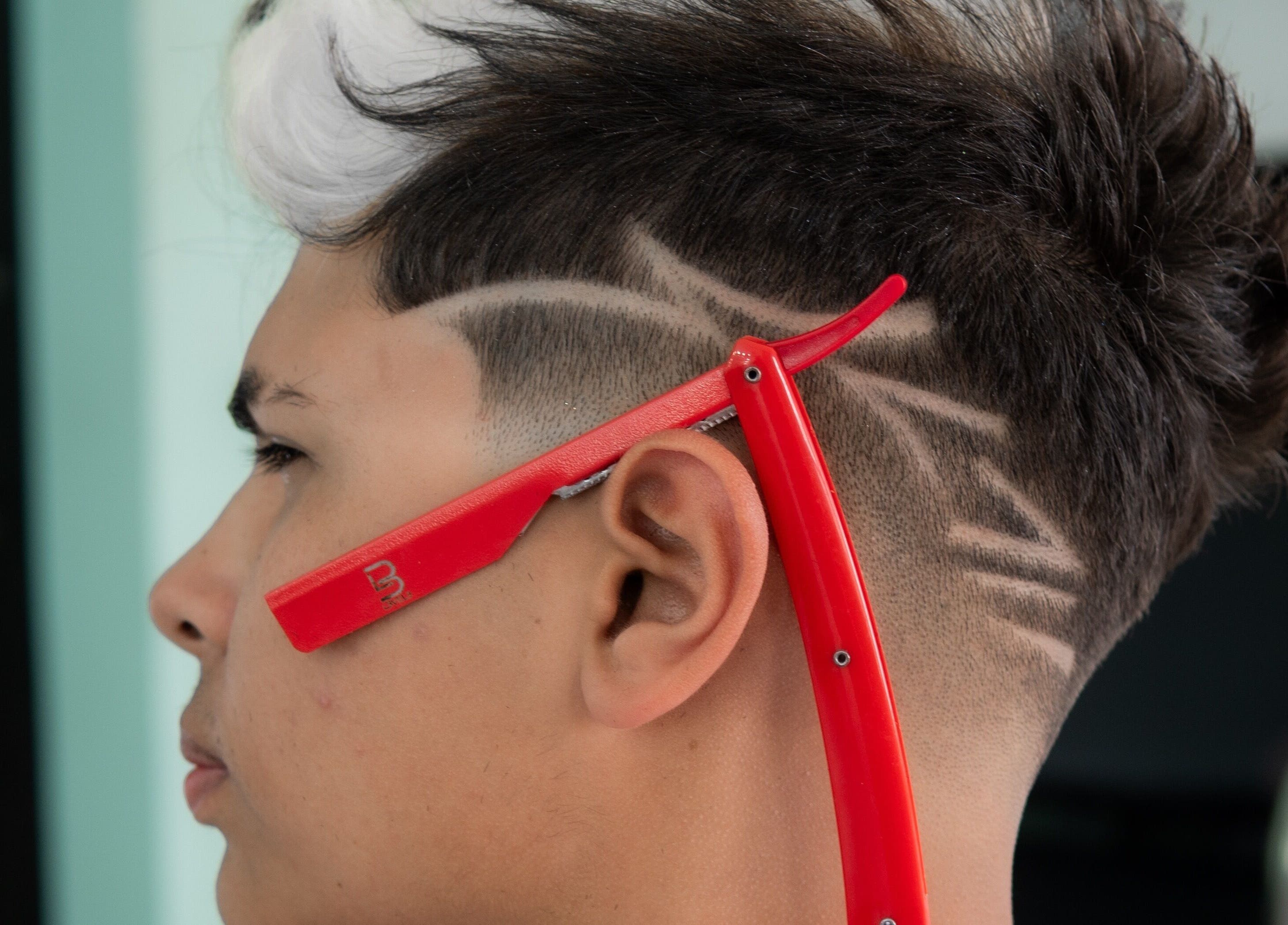 Peinado moderno con navaja en Vanguart, Provincia De Alajuela, Provincia De Alajuela, CR.