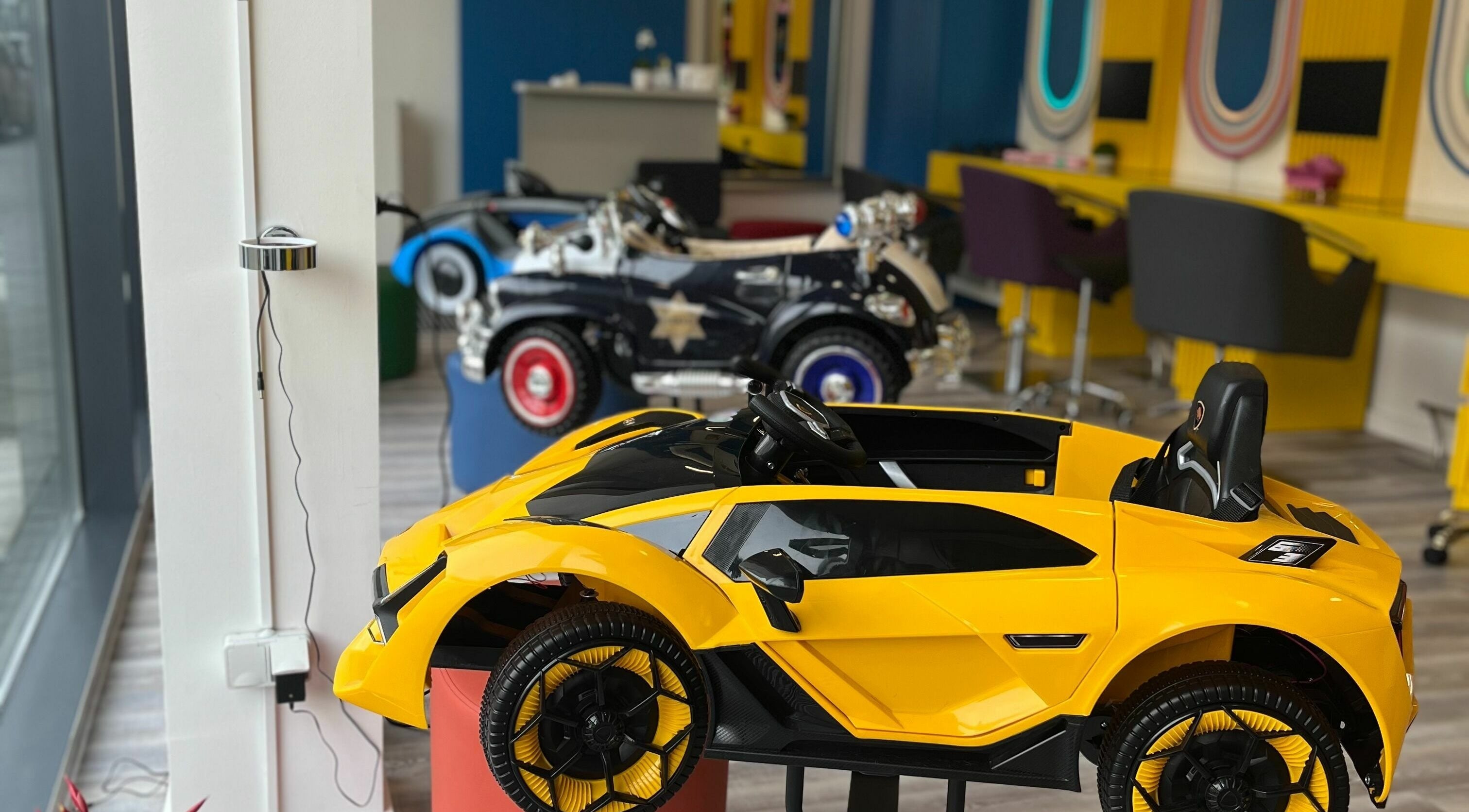 Spaßige Auto-Stühle bei Skyline Kinderfriseur in Frankfurt Am Main, Hessen, DE, für Kinderhaarschnitte.