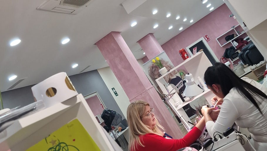 Interior de Verushka's Nails Studio Gijon en Gijón, ES, con manicuristas trabajando en uñas.