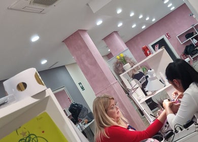 Interior de Verushka's Nails Studio Gijon en Gijón, ES, con manicuristas trabajando en uñas.