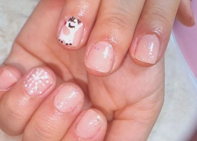 Manicura artística en Verushka's Nails Studio Gijon, Gijón, ES, con diseño único en uñas cortas.
