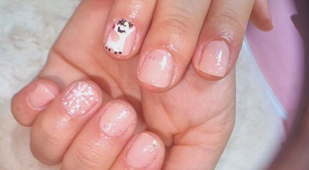 Manicura artística en Verushka's Nails Studio Gijon, Gijón, ES, con diseño único en uñas cortas.