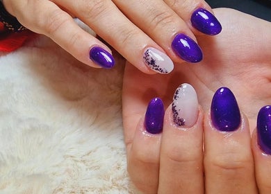 Arte de uñas en Verushka's Nails Studio Gijon, Gijón, ES con diseño violeta brillante.