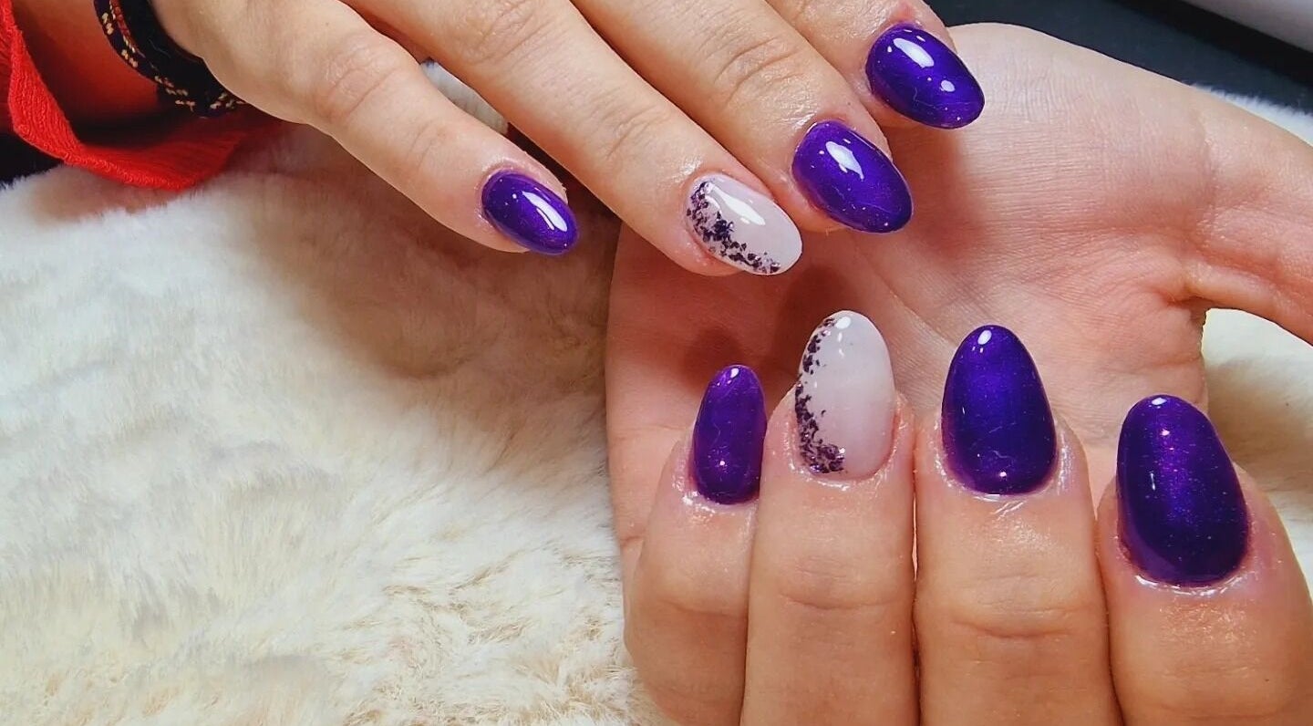 Uñas violetas estilizadas en Verushka's Nails Studio Gijón, Gijón, ES.