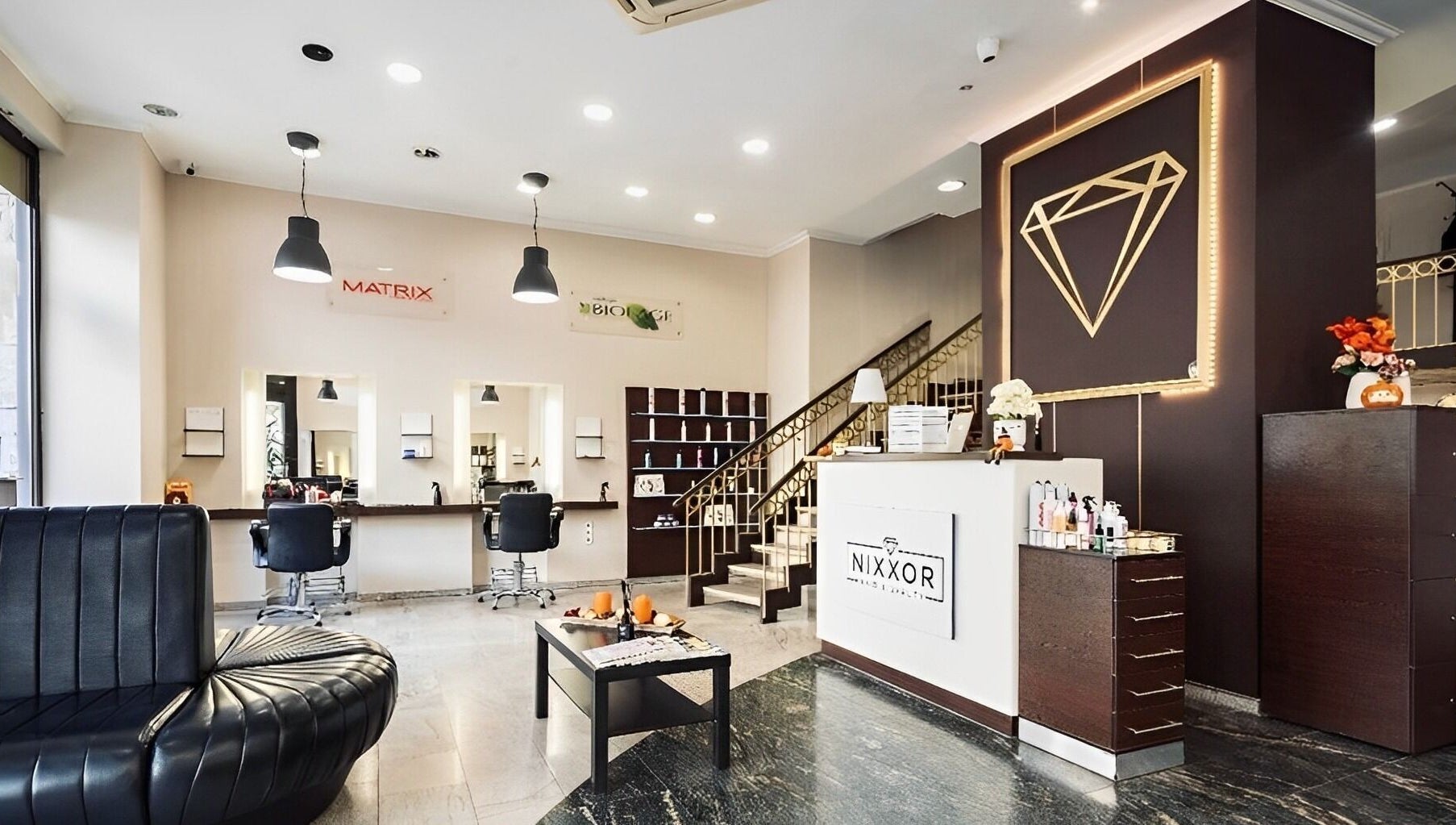 Nixxor Hair and Beauty belső tere Budapestben, Magyar, HU. Modern székek és minimalista dekoráció.