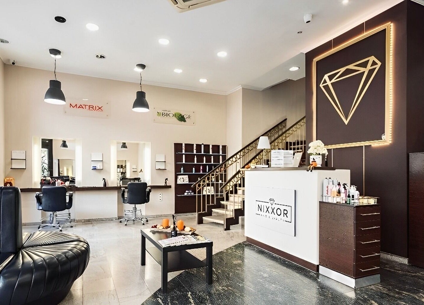 Nixxor Hair and Beauty belső tere Budapestben, Magyar, HU. Modern székek és minimalista dekoráció.