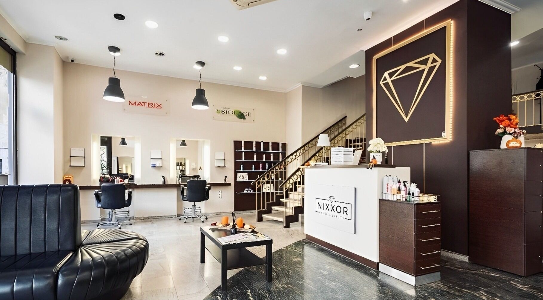 Nixxor Hair and Beauty belső tere Budapestben, Magyar, HU. Modern székek és minimalista dekoráció.