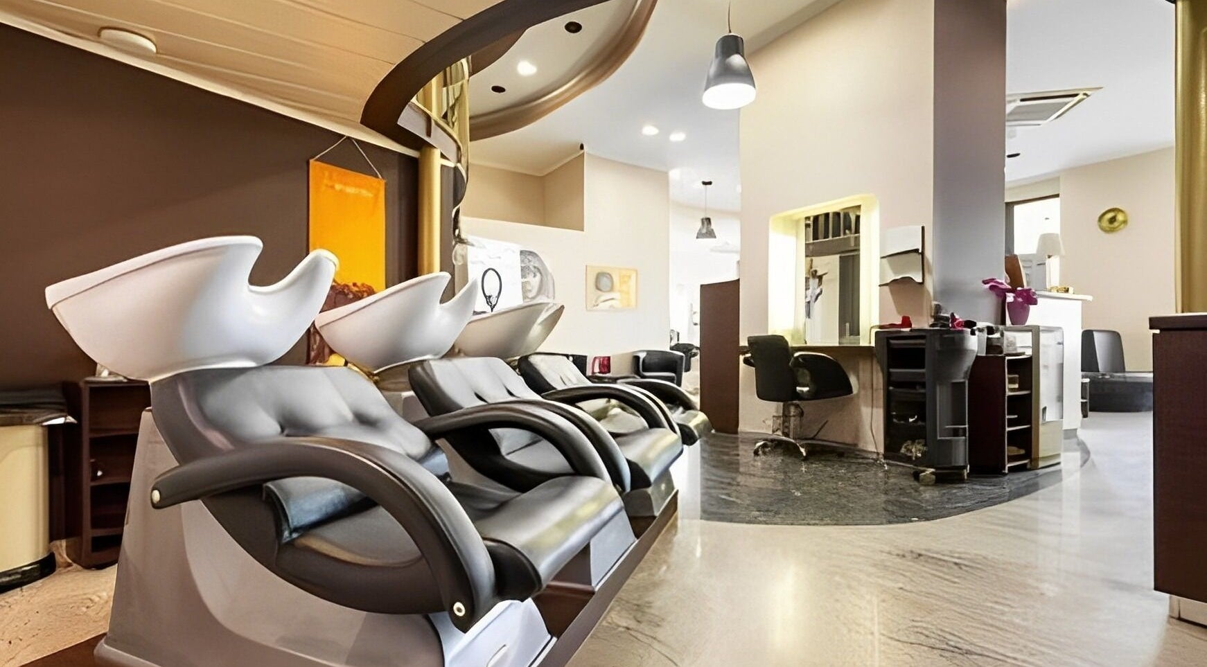 Modern szalon belső tér a Nixxor Hair and Beauty-ben, Budapest, Magyar, HU.