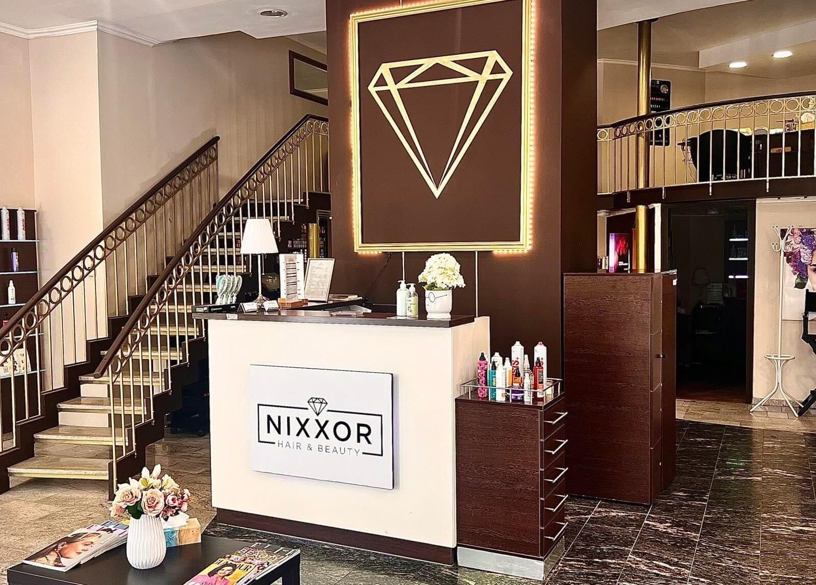Nixxor Hair and Beauty elegáns fogadótér Budapest, Magyar, HU cím alatt.