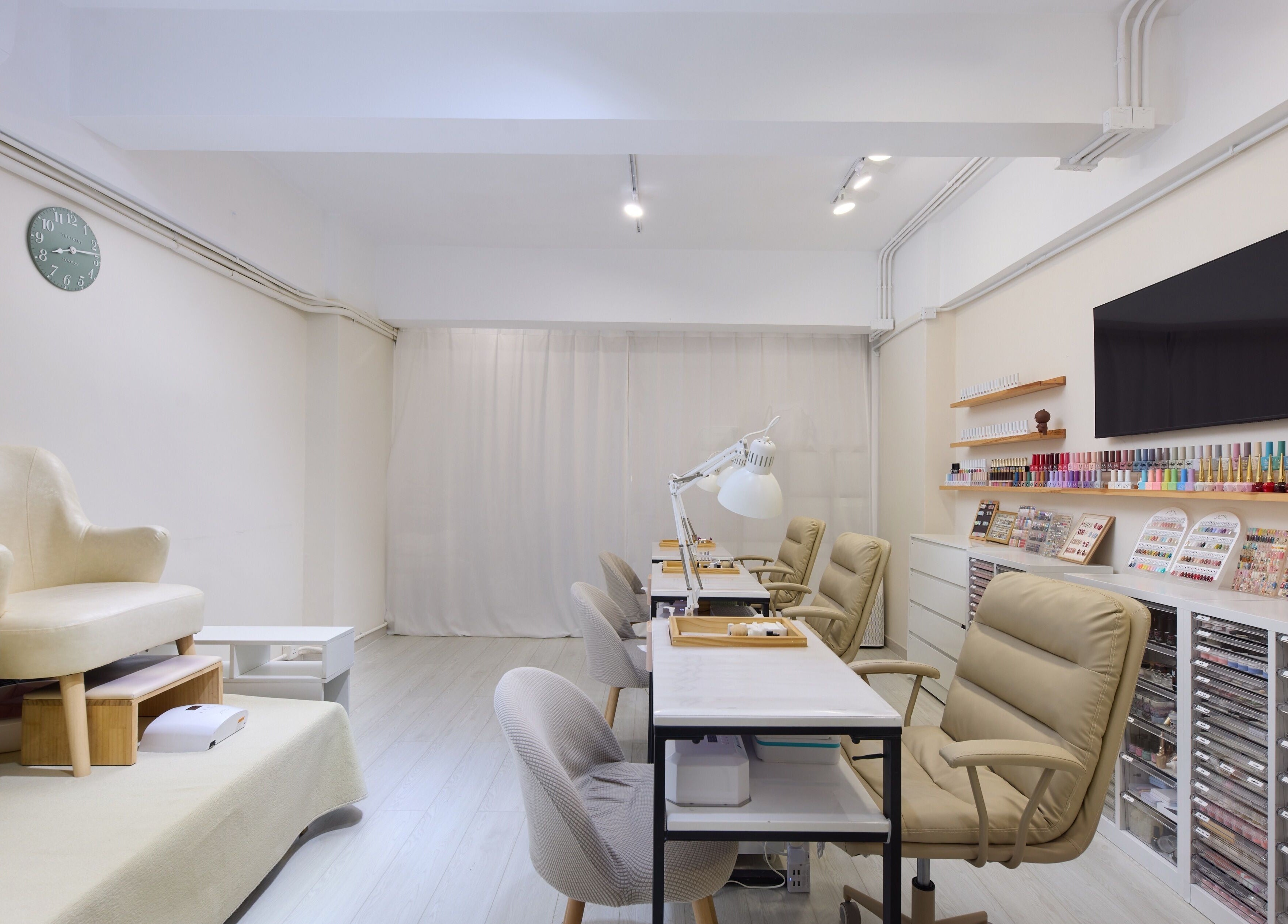 Sophisticated Nail Room in 香港島, HK with stylish seating and colorful nail polish display.