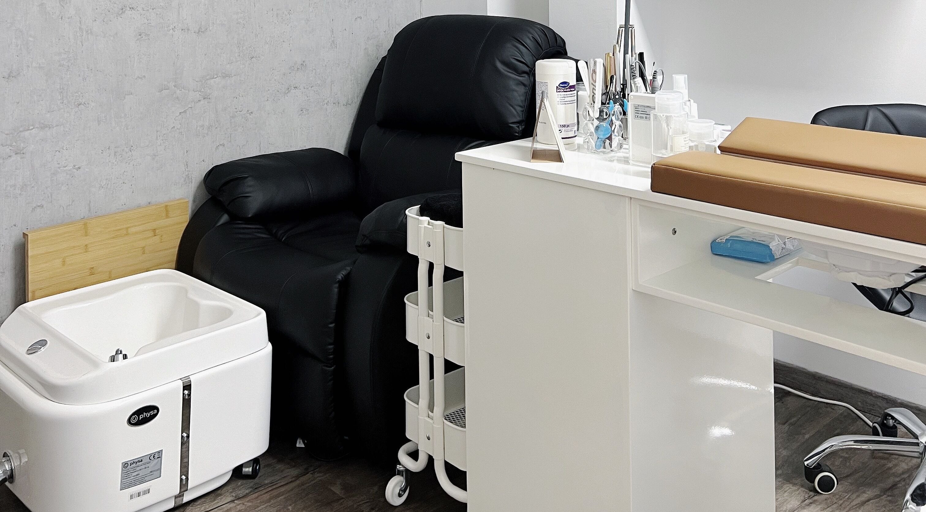 Relaxing spa station at F-Studio, Frankfurt Am Main, Hessen, DE, featuring a massage chair and foot spa.