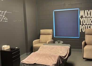 Relaxation room at TEAspot: Denver with cozy chairs and ambient lighting. Denver, Colorado, US.