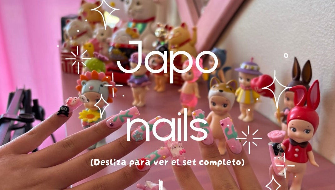 Uñas decoradas estilo japonés en Manicure Pelusos, Concepción, Bío Bío, CL rodeadas de figuras coloridas.