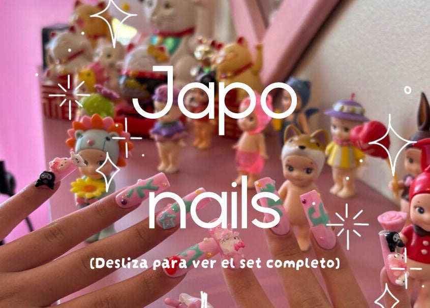 Uñas decoradas estilo japonés en Manicure Pelusos, Concepción, Bío Bío, CL rodeadas de figuras coloridas.