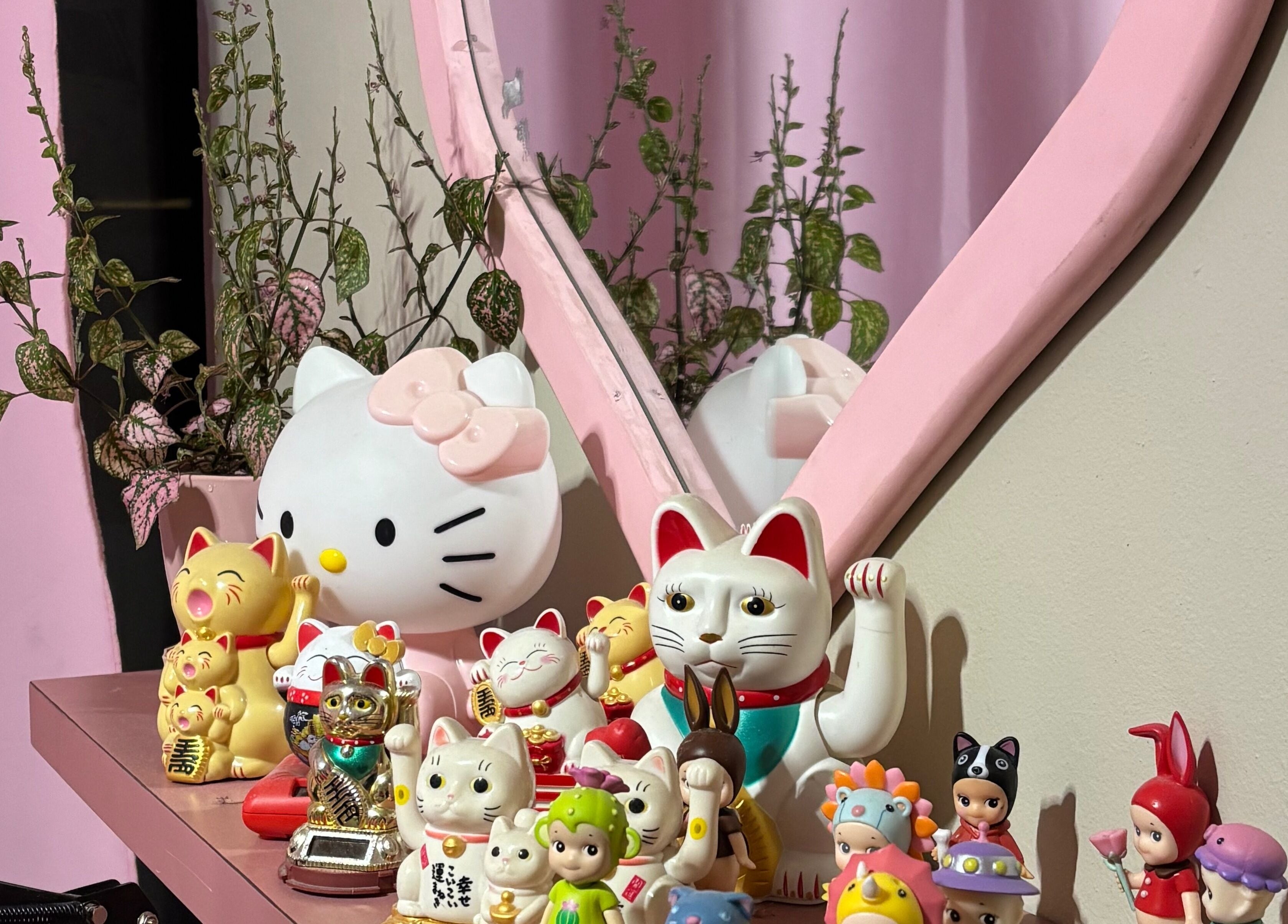 Adornos coloridos en Manicure Pelusos, Concepción, Bío Bío, CL reflejados en un espejo de corazón.