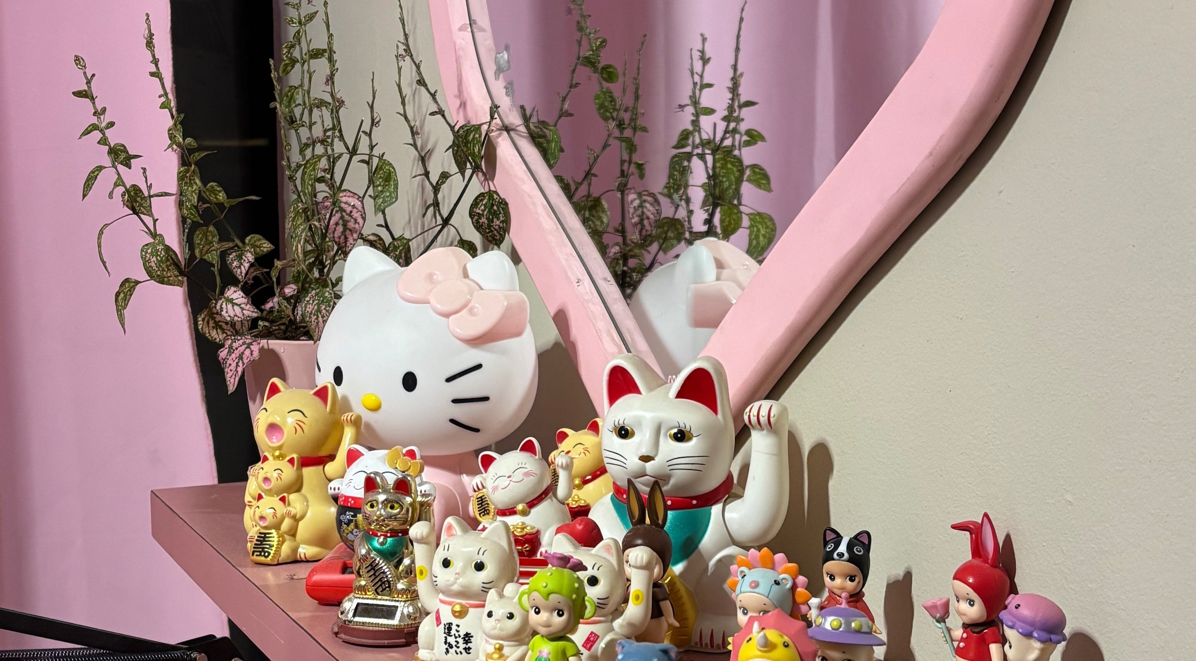 Adornos coloridos en Manicure Pelusos, Concepción, Bío Bío, CL reflejados en un espejo de corazón.