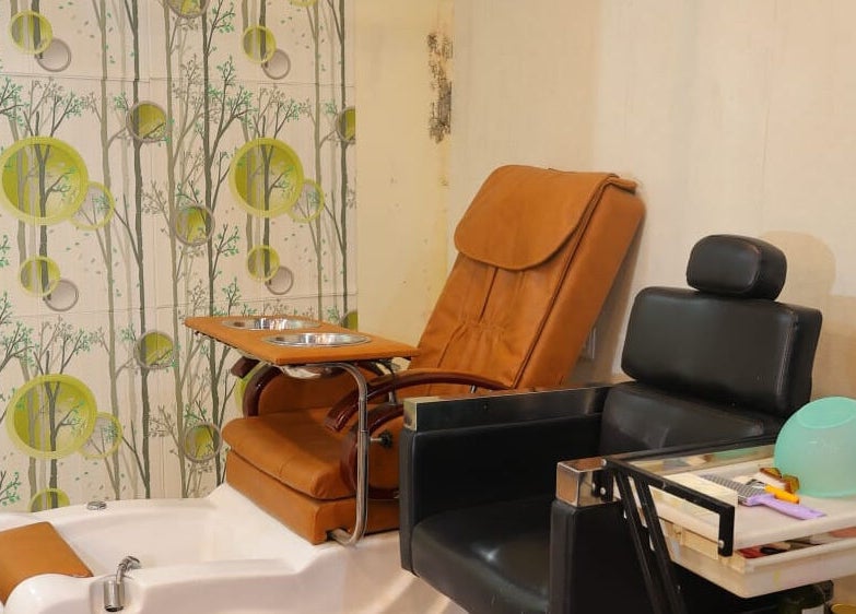 Luxurious spa chairs at Naturā Unisex Salon in Pune, Maharashtra, IN for a relaxing beauty experience.