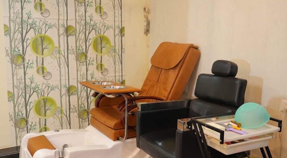 Luxurious spa chairs at Naturā Unisex Salon in Pune, Maharashtra, IN for a relaxing beauty experience.