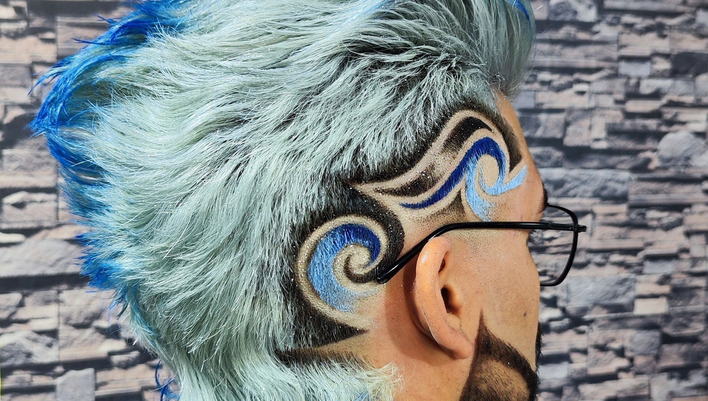 Corte de cabello creativo en Magi Cuts23, Bogotá, Bogotá, CO, con diseño azul y negro detallado.