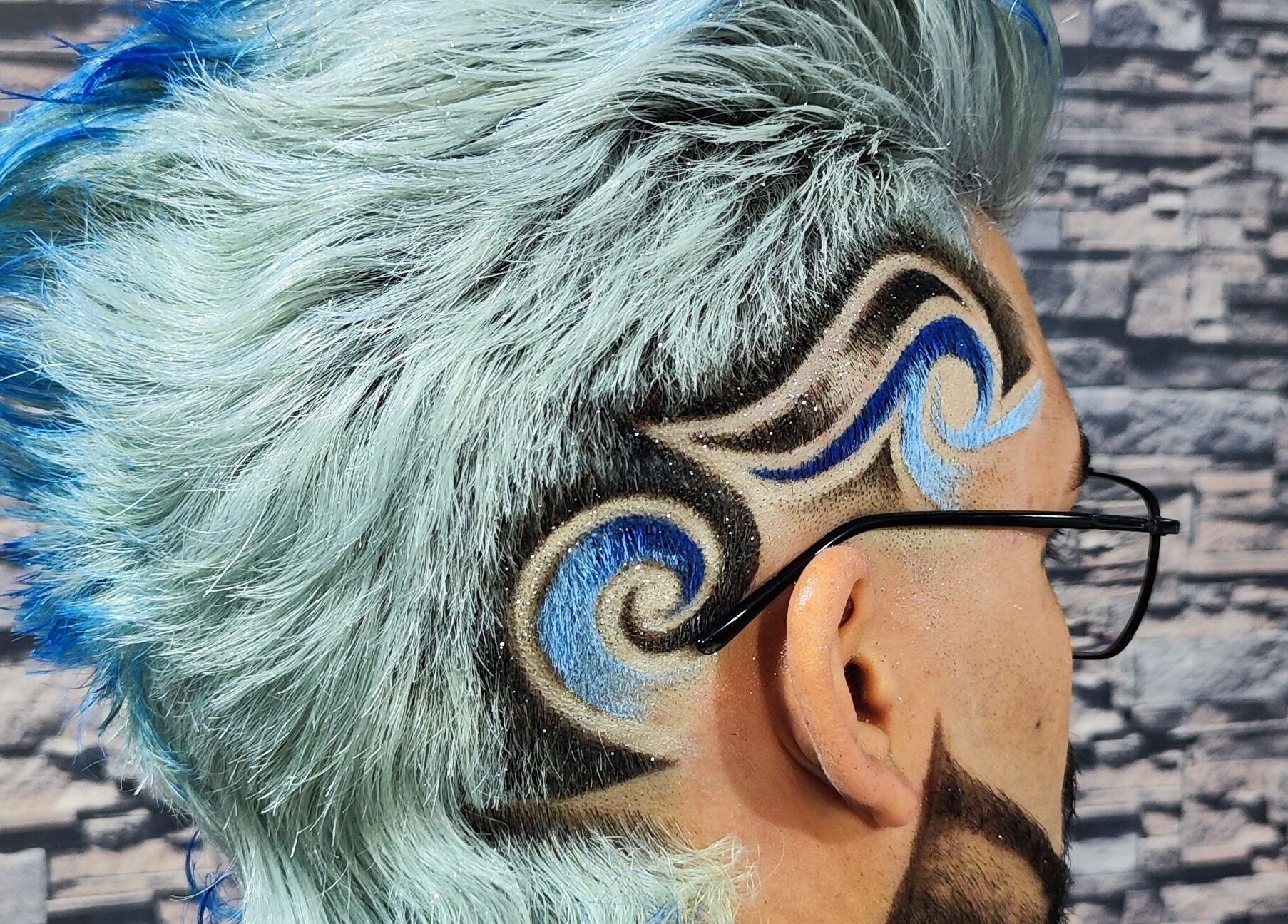 Corte de cabello creativo en Magi Cuts23, Bogotá, Bogotá, CO, con diseño azul y negro detallado.