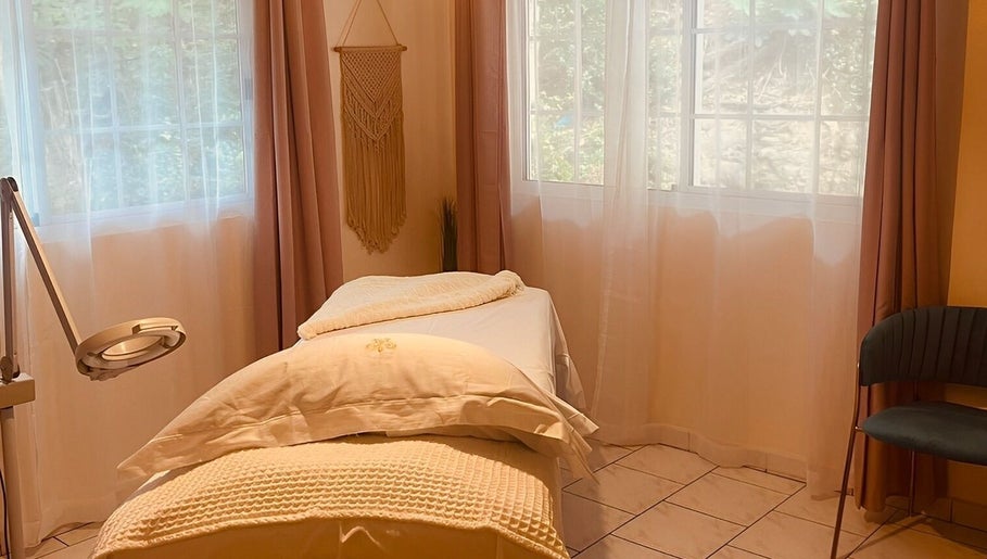 Salle de soins apaisante à The Secret Place - Tahiti Sugaring, Faaa, Îles Du Vent, PF, avec lit de massage.