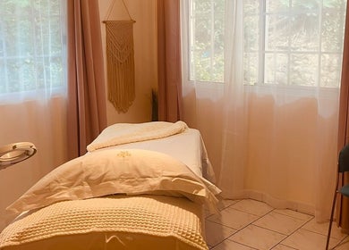 Salle de soins apaisante à The Secret Place - Tahiti Sugaring, Faaa, Îles Du Vent, PF, avec lit de massage.