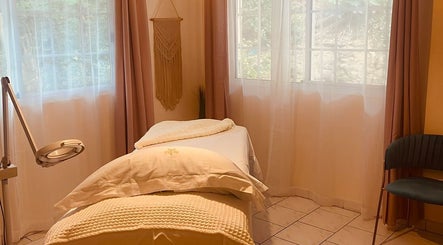 Salle de soins apaisante à The Secret Place - Tahiti Sugaring, Faaa, Îles Du Vent, PF, avec lit de massage.