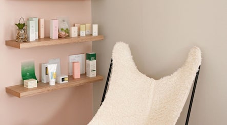 Coin détente avec produits de soin à The Secret Place - Tahiti Sugaring, Faaa, Îles Du Vent, PF.