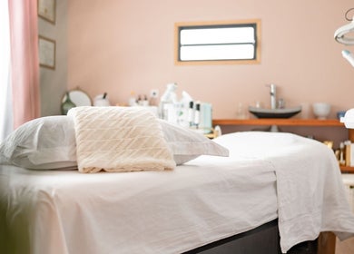 Salle de soins paisible à The Secret Place - Tahiti Sugaring, Faaa, Îles Du Vent, PF avec lit et décor relaxant.