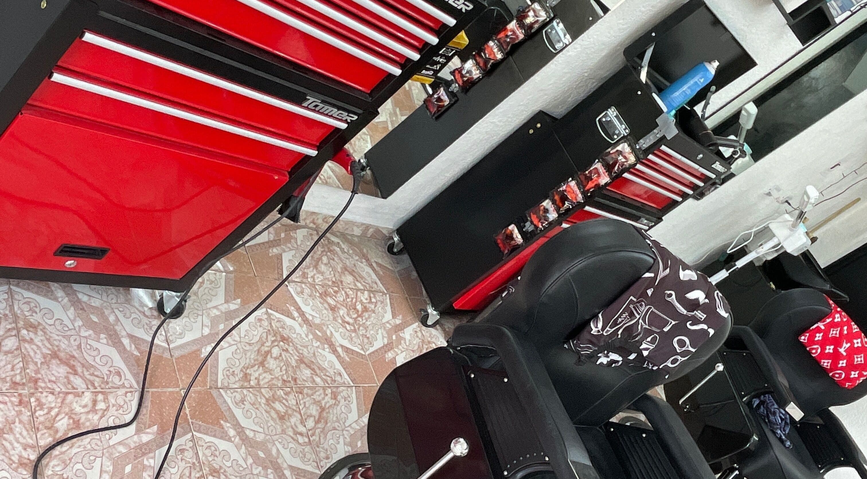 Interior moderno de La Navaja Negra Barberia en Kanasín, Yucatán, MX, mostrando sillas de barbero y herramientas.