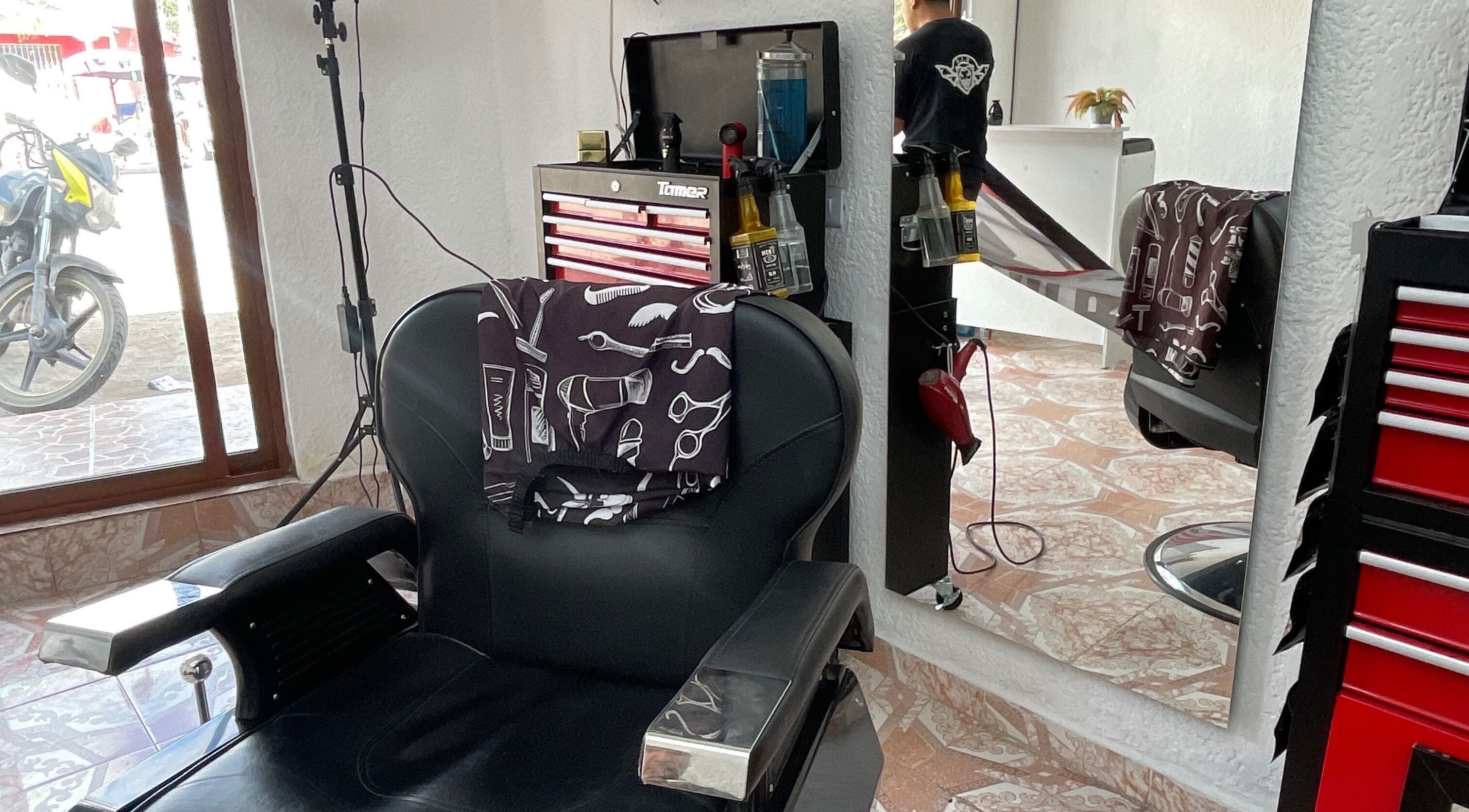 Silla de barbero en La Navaja Negra Barberia, Kanasín, Yucatán, MX, reflejada en un espejo.