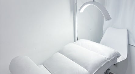 Ambiente acolhedor em La Preciosa Estética & SPA, São Paulo, São Paulo, BR, com cama de tratamento elegante.